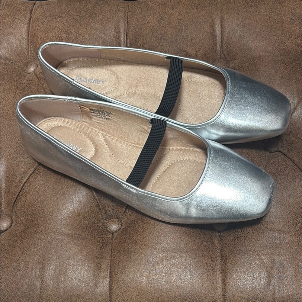 Old Navy Silver Flats Sleek Minimalist Design